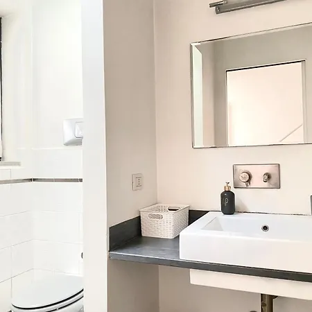 Homestay Sant Ambrogio Courtyard In Shared Flat Milan
