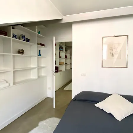 Sant Ambrogio Courtyard In Shared Flat Milan
