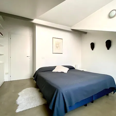 Sant Ambrogio Courtyard In Shared Flat Homestay *