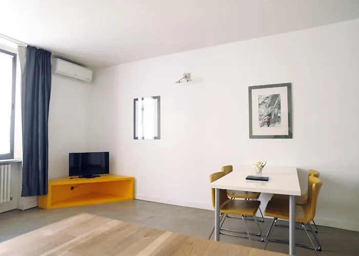 Sant Ambrogio Courtyard In Shared Flat *