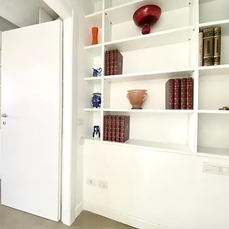 Sant Ambrogio Courtyard In Shared Flat Homestay