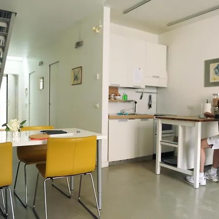 Sant Ambrogio Courtyard In Shared Flat Rum i privatbostad Milano