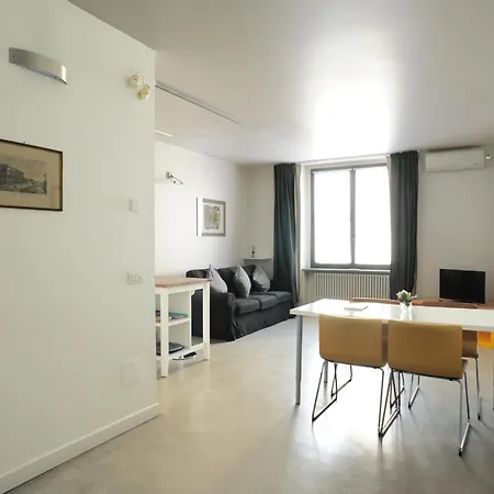 Sant Ambrogio Courtyard In Shared Flat *